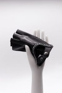 Guantes-conducir-piel-hombre-negro-cadena-Fausto-Spain-Armèlle 4